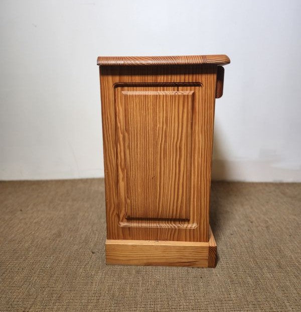 Table de chevet en bois massif, style vintage