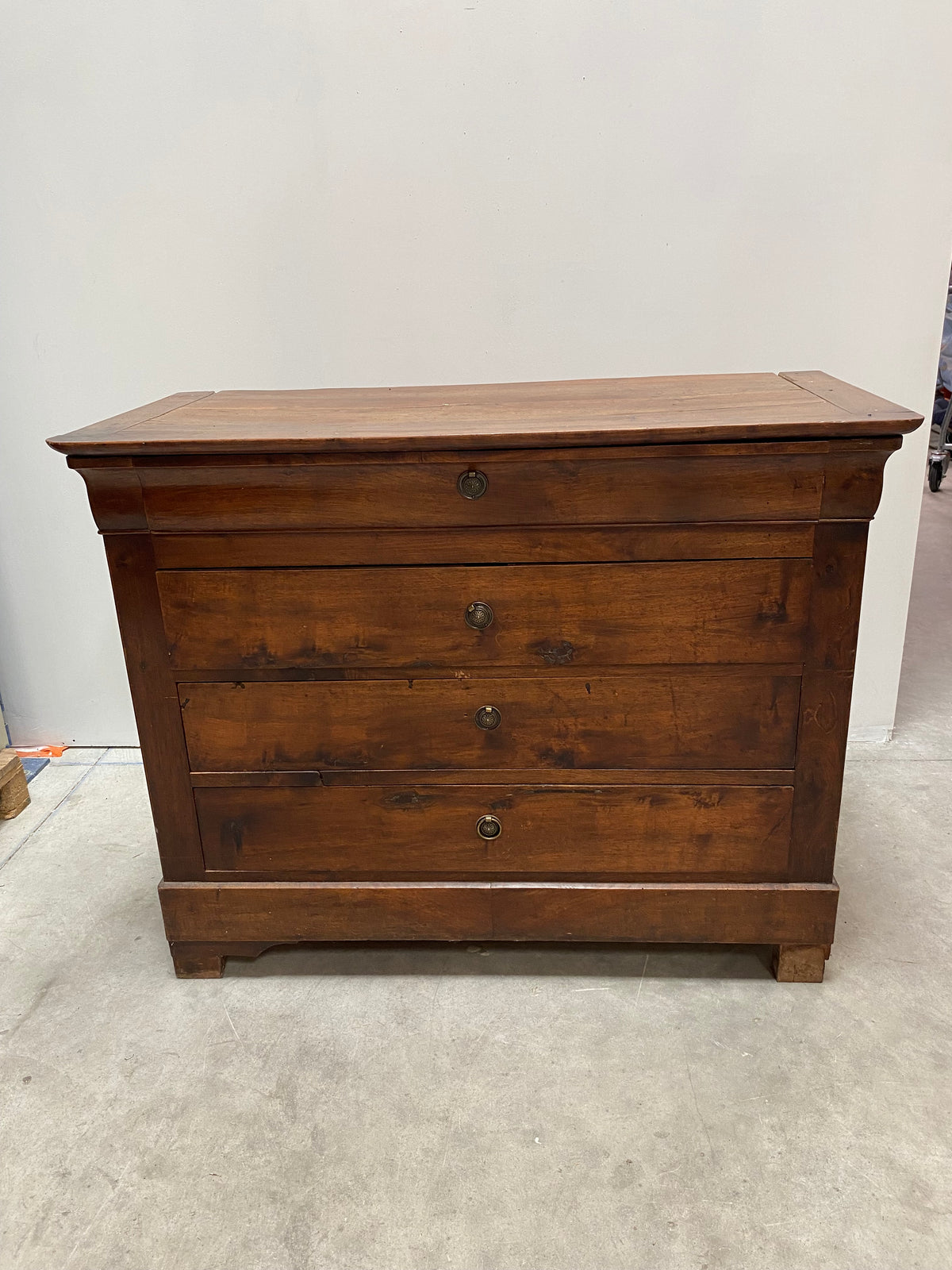 Commode en bois avec tiroir
