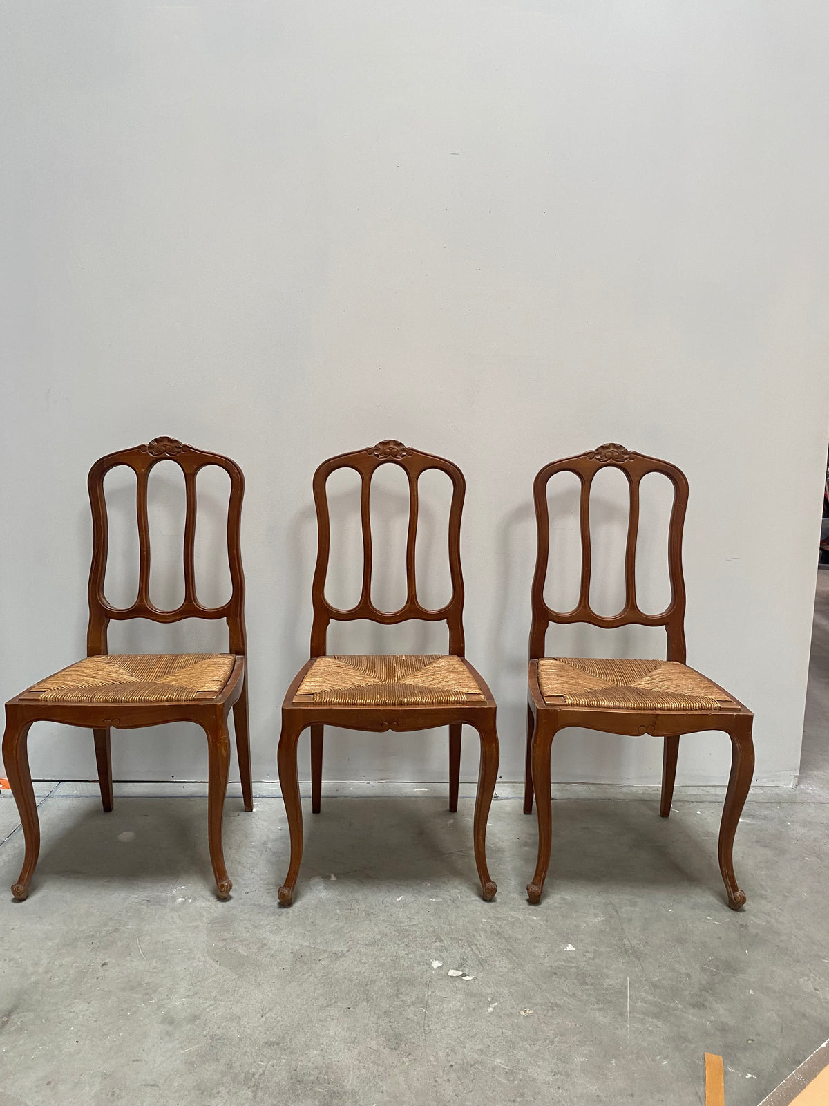 Chaise de salon ancienne en paille et en bois