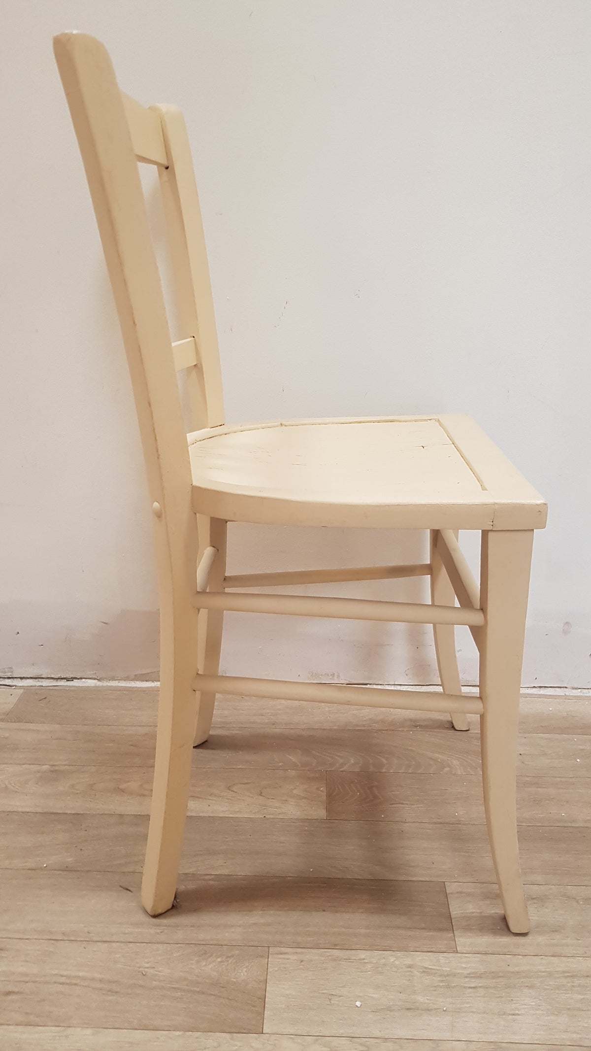Chaises en bois bleue et jaune