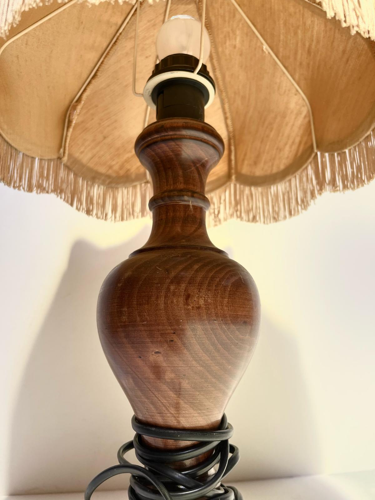Lampe en bois marron