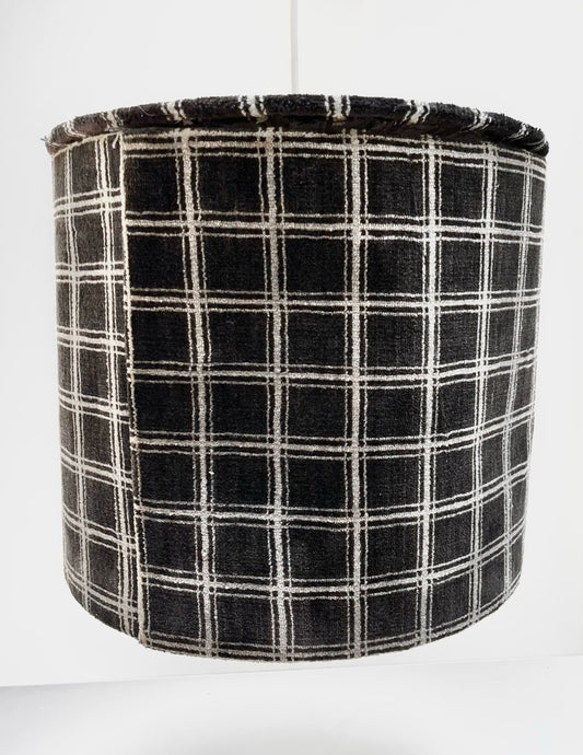 Suspension noire a carreaux