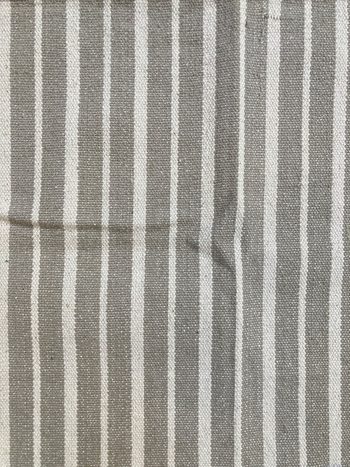 Tapis rayé blanc cassé et marron