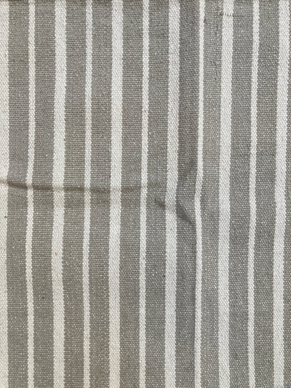 Tapis rayé blanc cassé et marron