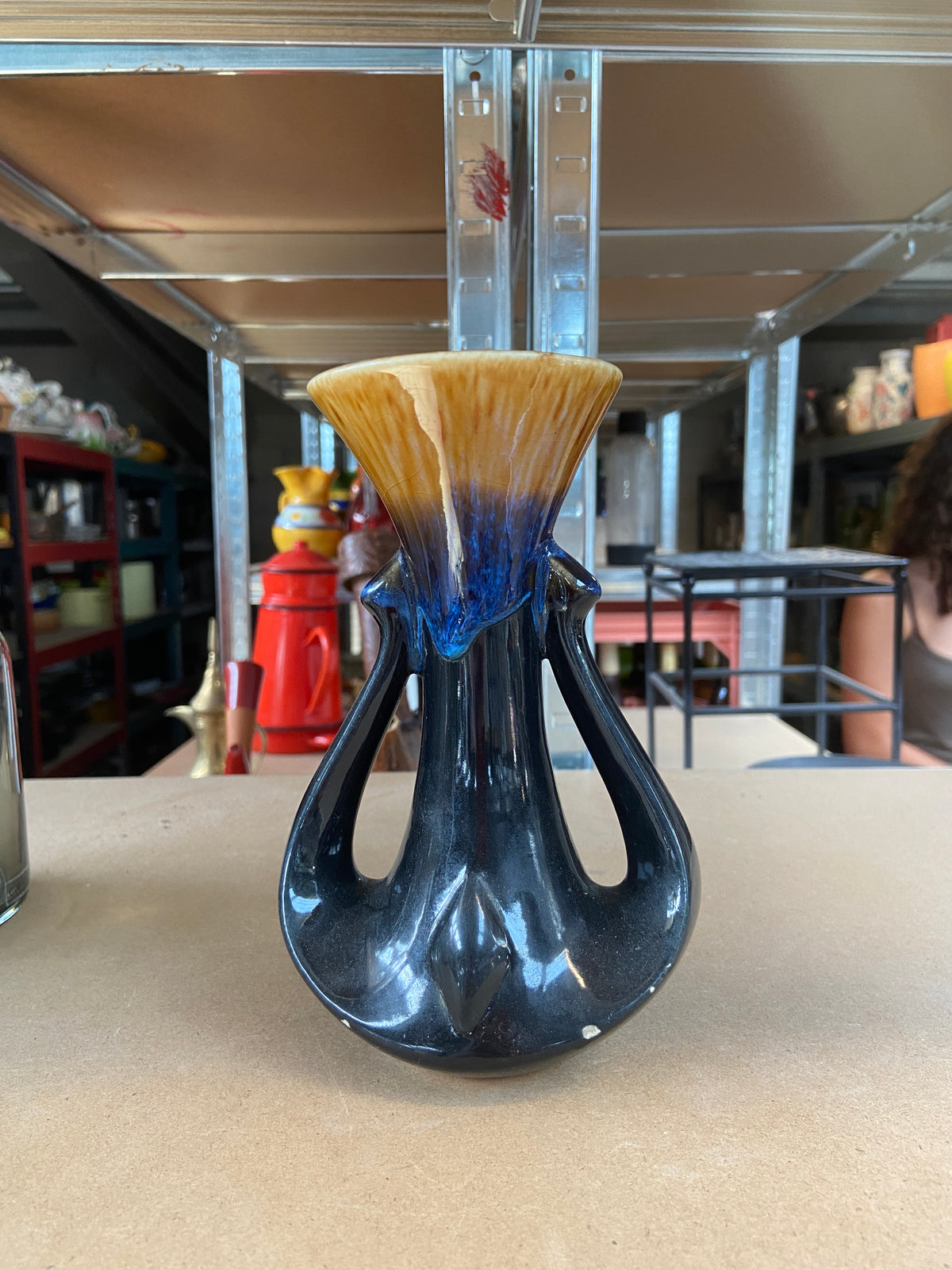 Vase anse noir et brun