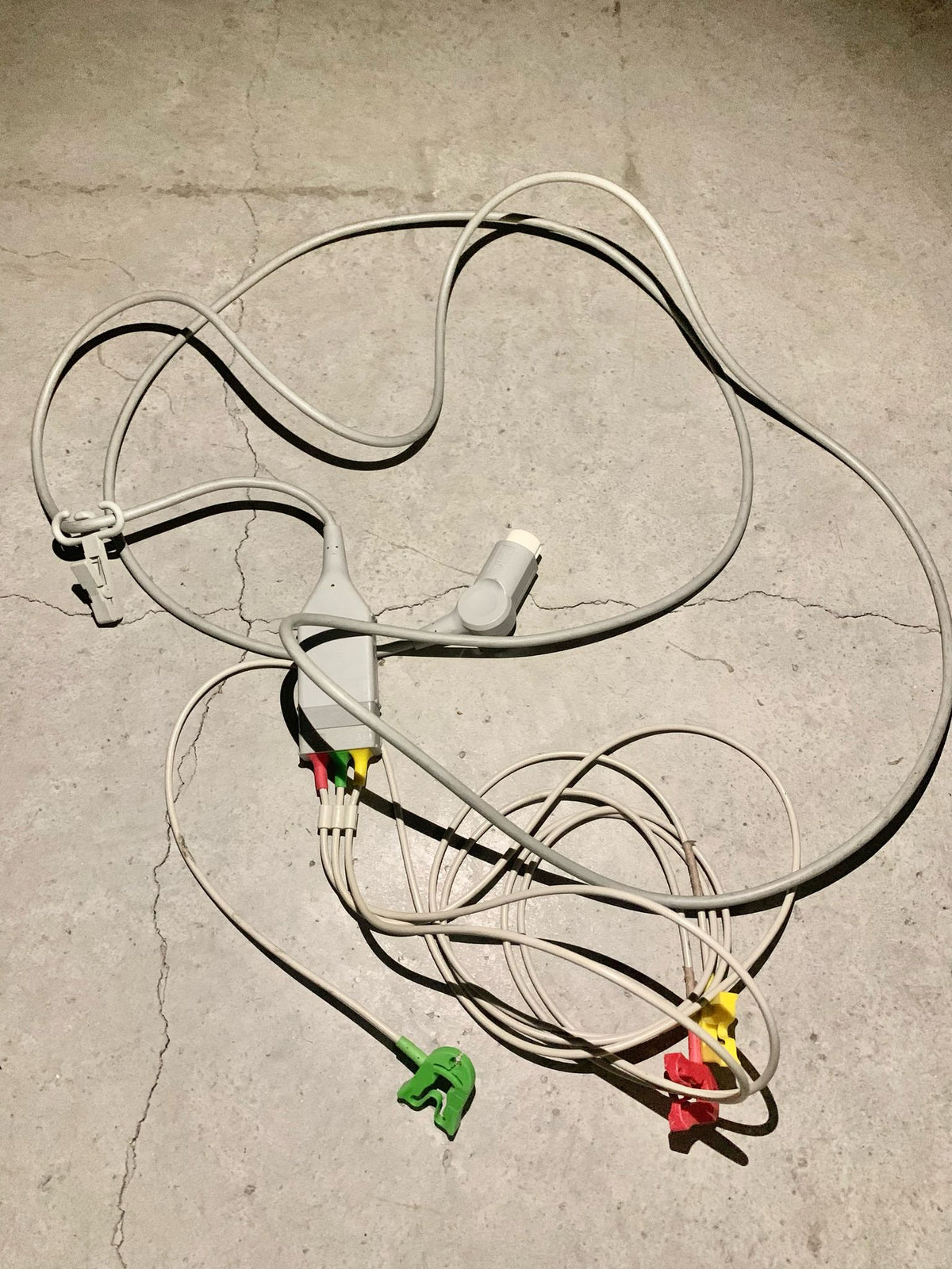 Tuyaux, cables, masque a oxygène