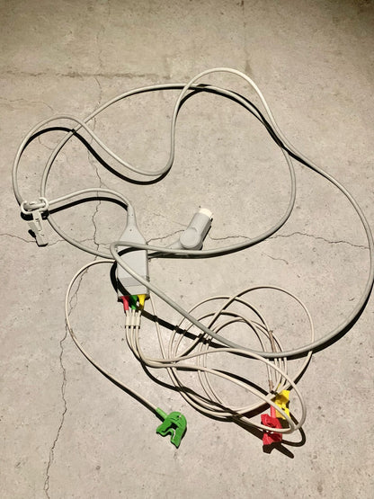 Tuyaux, cables, masque a oxygène