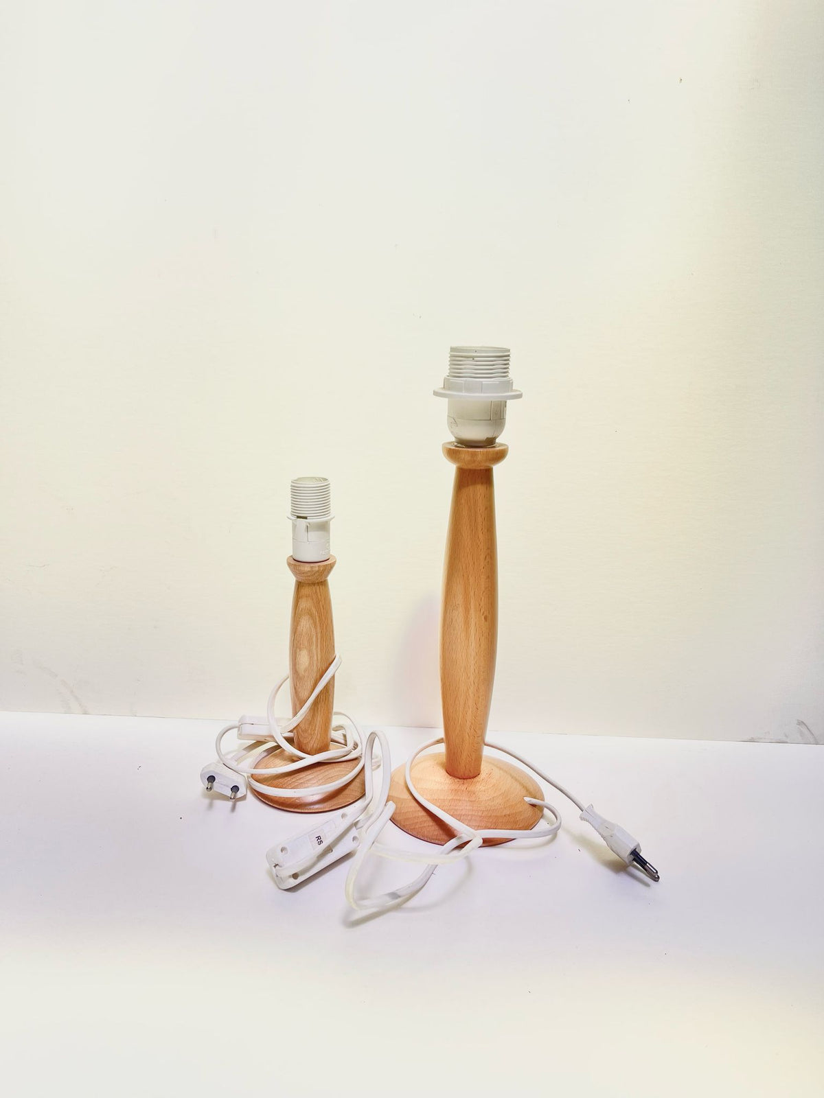Pied de lampe en bois clair