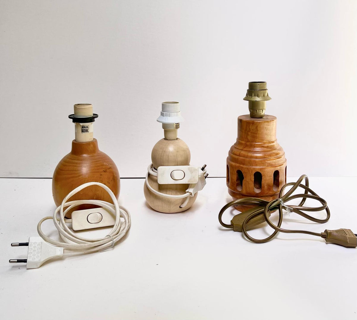 Pied de lampe en bois clair