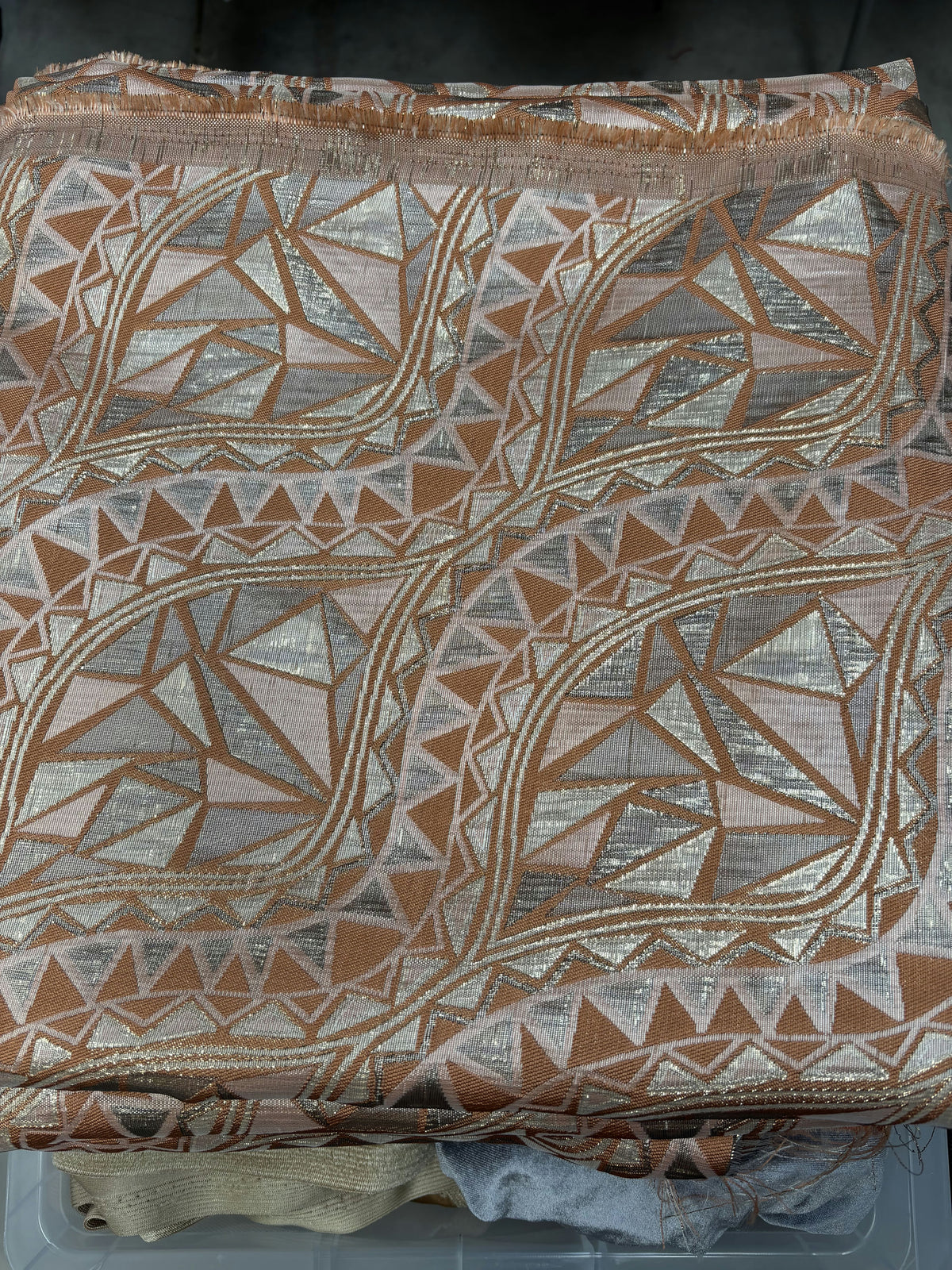 Tissu rose à motifs brillants