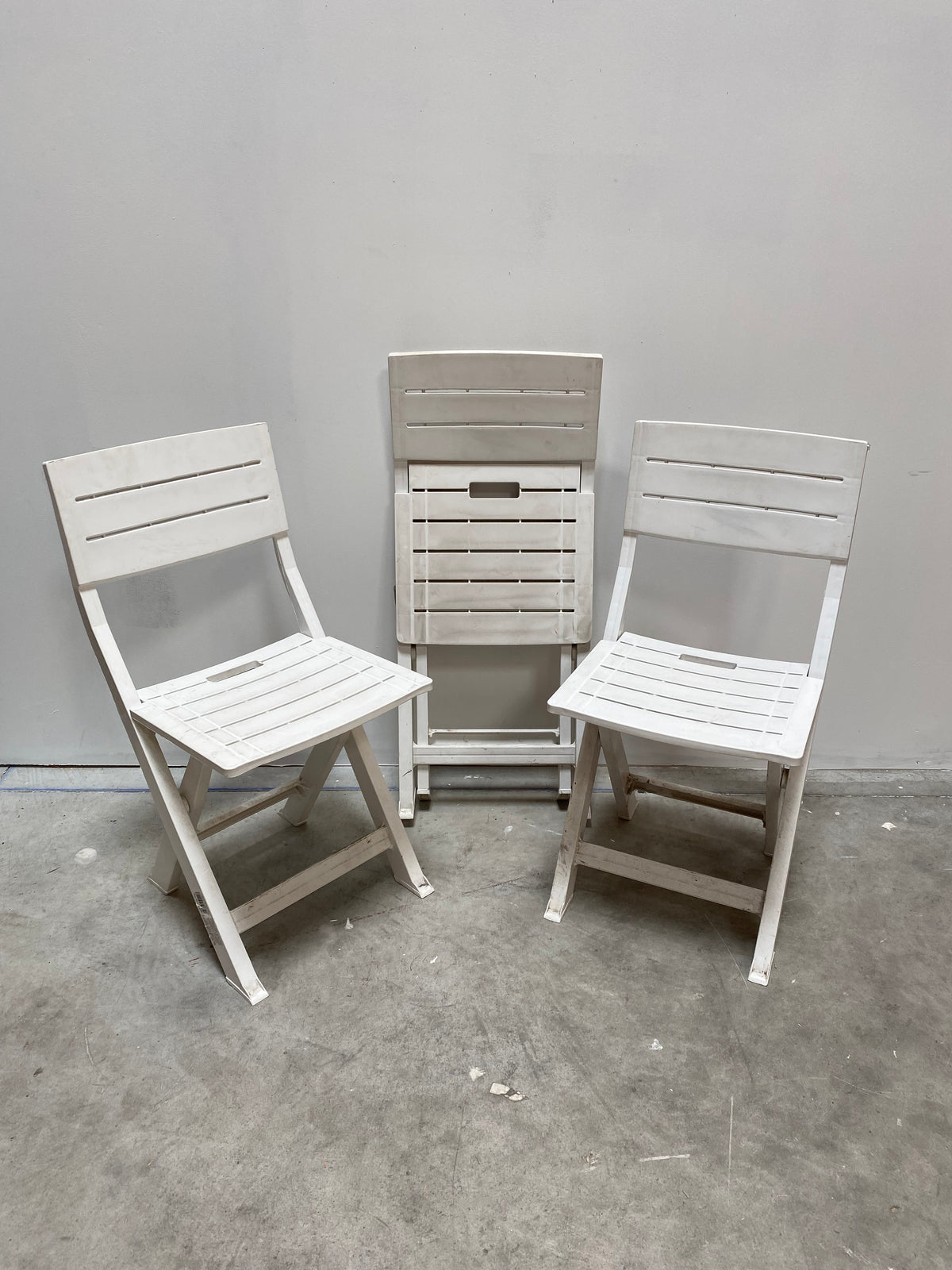 Chaise d'extérieur blanche en plastique