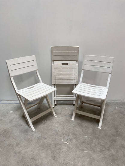Chaise d'extérieur blanche en plastique