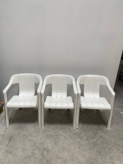 Chaise d'extérieur blanche en plastique