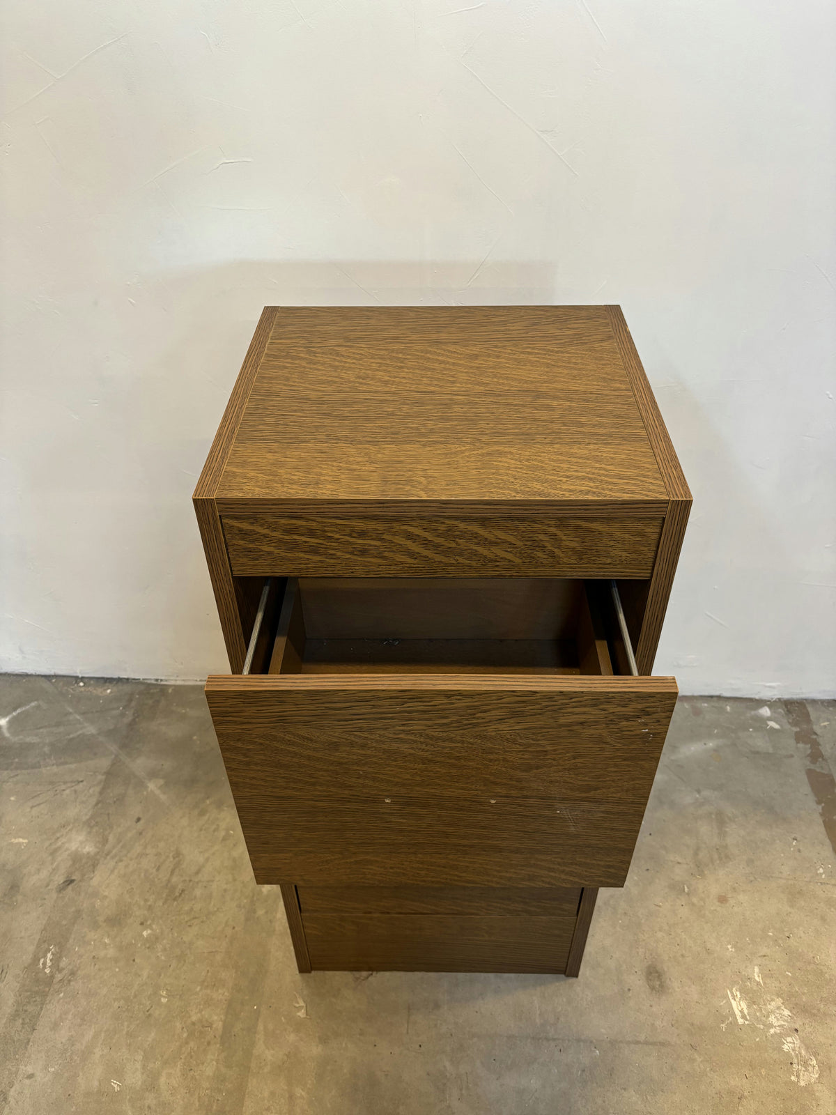 Petit meuble en bois à tiroirs