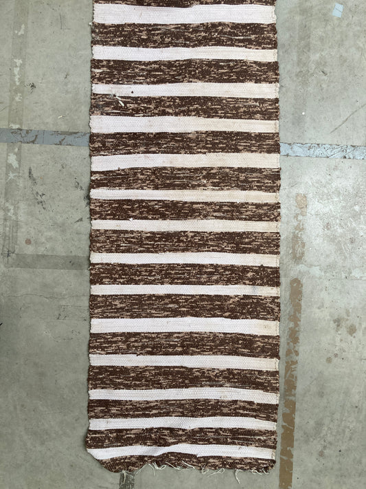 Tapis oriental rayé marron et blanc
