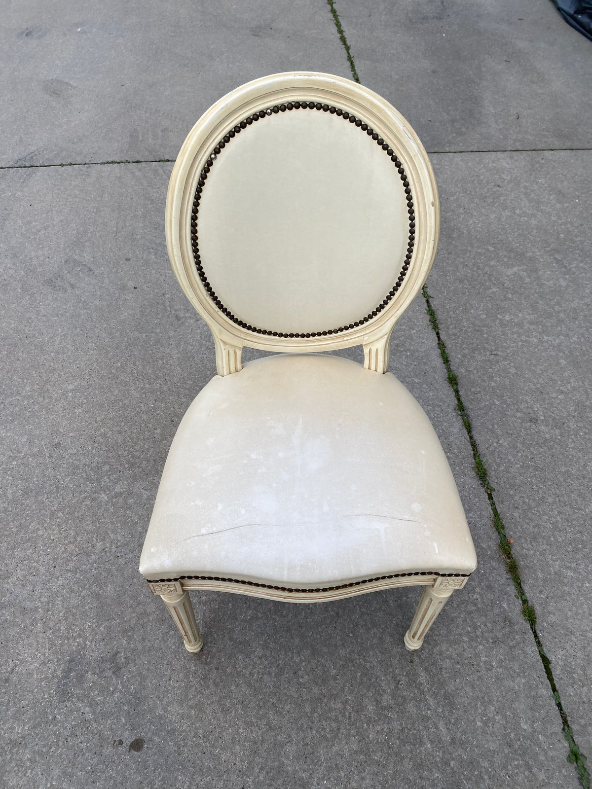 Chaise blanche clouté