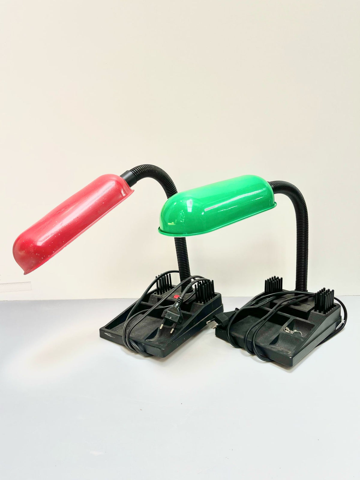 Lampse de bureau noires verte et rouge
