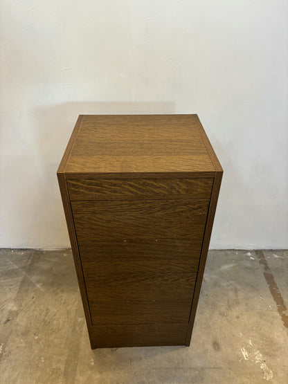 Petit meuble en bois à tiroirs