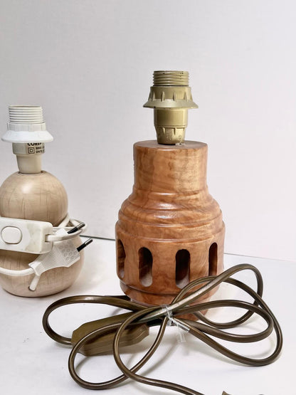 Pied de lampe en bois clair