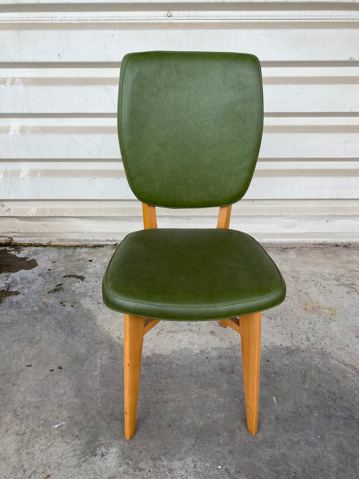 Chaise en bois et cuir