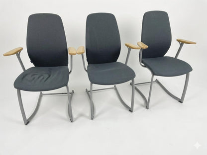 Chaise de bureau grise et en bois