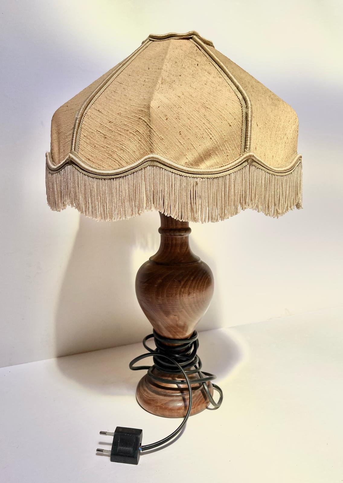 Lampe en bois marron
