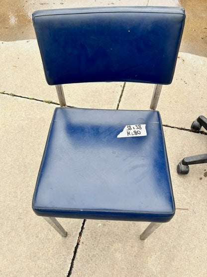 Chaise en cuir bleu