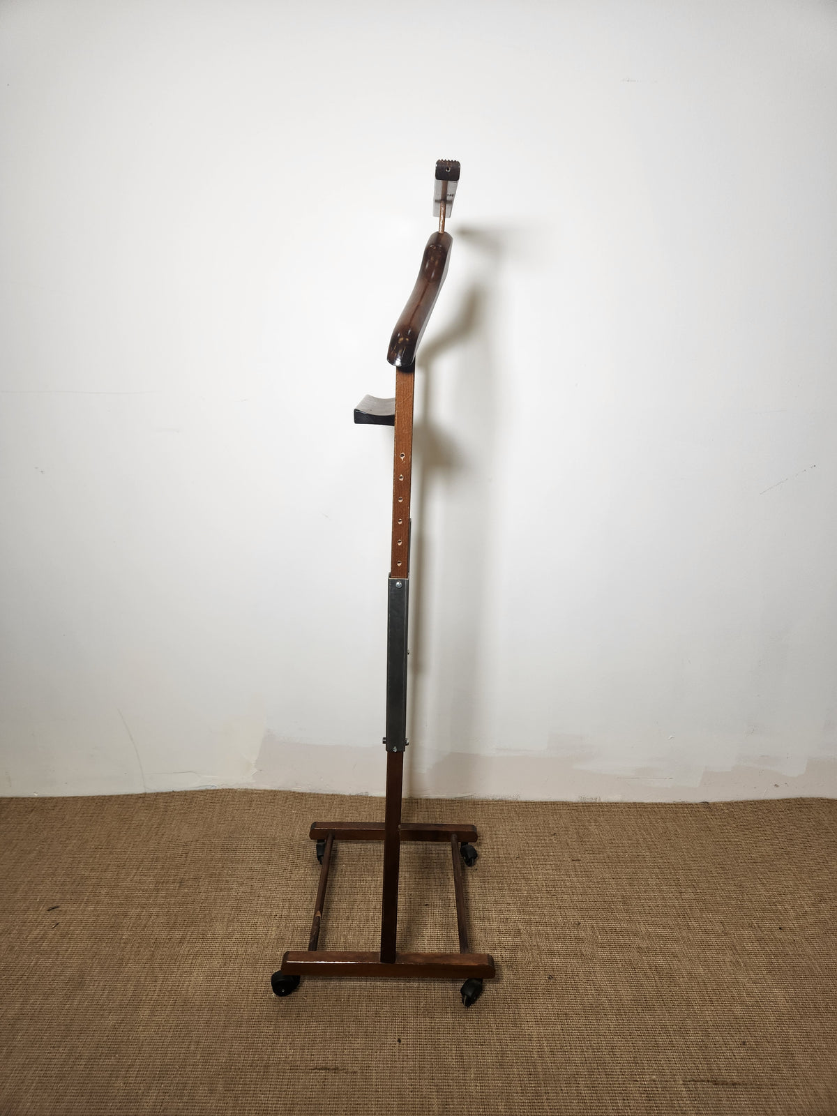 Porte manteau en bois sur roulettes