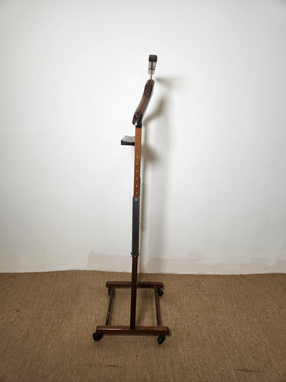 Porte manteau en bois sur roulettes
