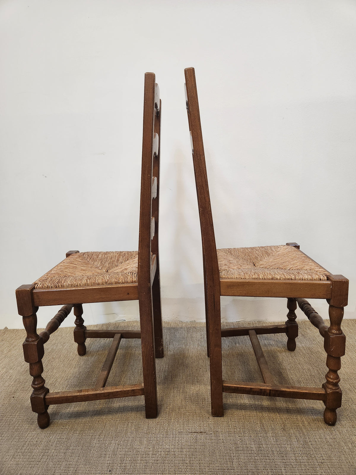 Lot de deux chaises en bois