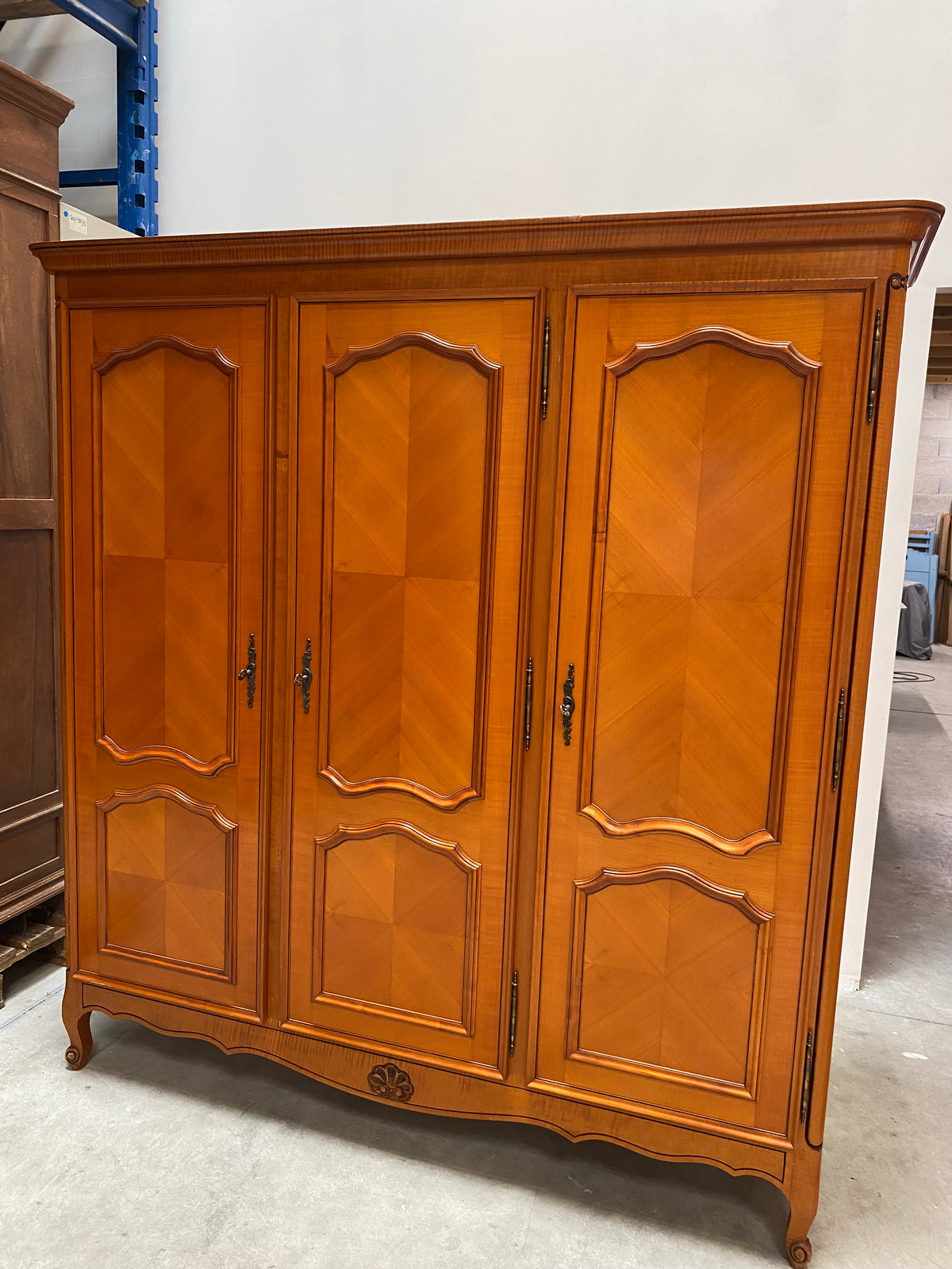 Armoire en bois à trois portes