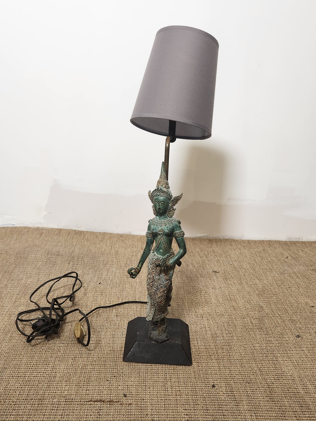 Lampe avec déesse