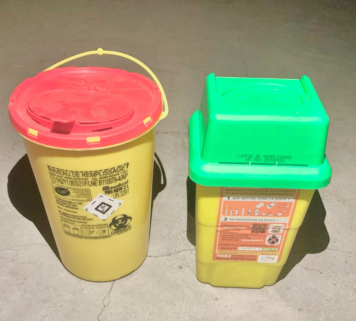 Poubelle a seringue et compartiments