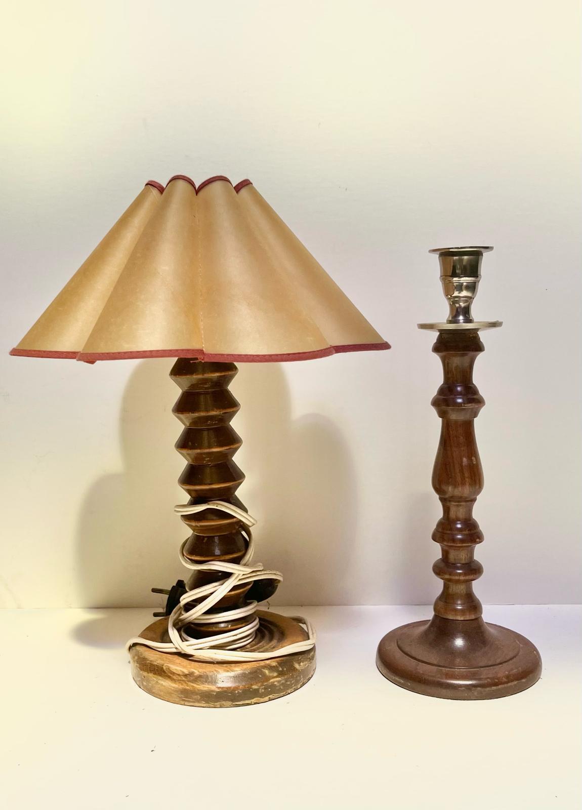 Pied de lampe en bois foncé
