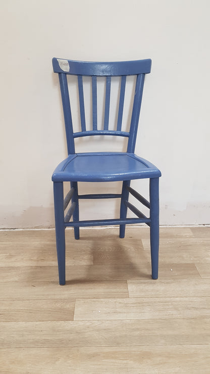 Chaises en bois bleue et jaune