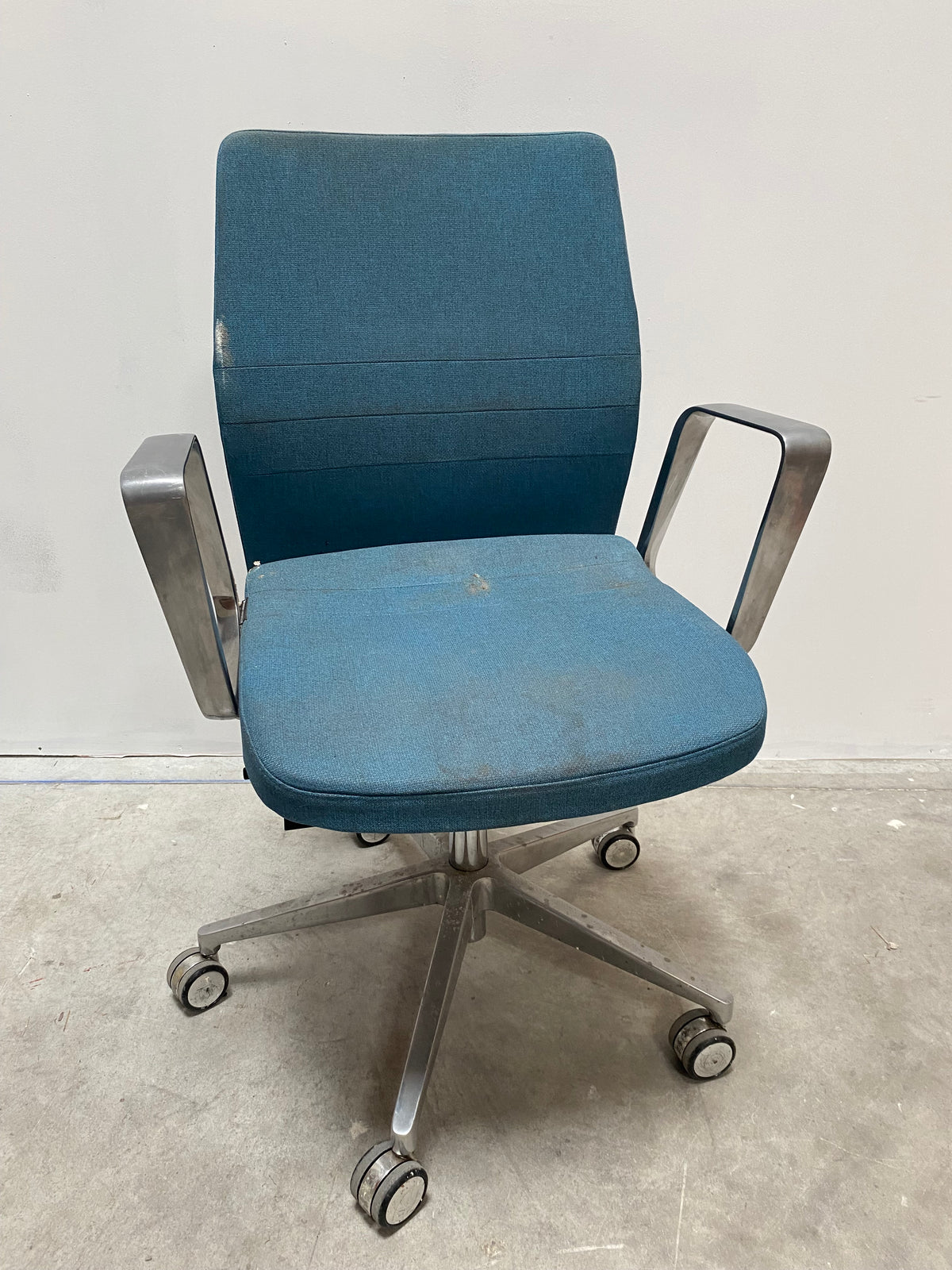 Chaise roulante de bureau bleu