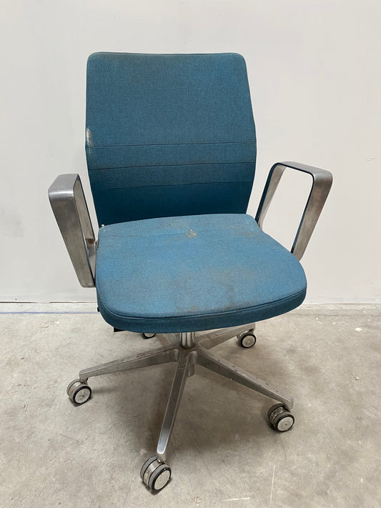 Chaise roulante de bureau bleu